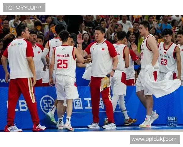 中国男篮迎战立陶宛队全力争胜展现实力与团队精神